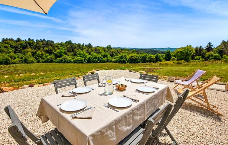 Acogedor apartamento de 2 dormitorios con jardín, wifi y aparcamiento cerca del centro de Saint-Trinit in Saint-Trinit, Parque natural regional del Mont Ventoux