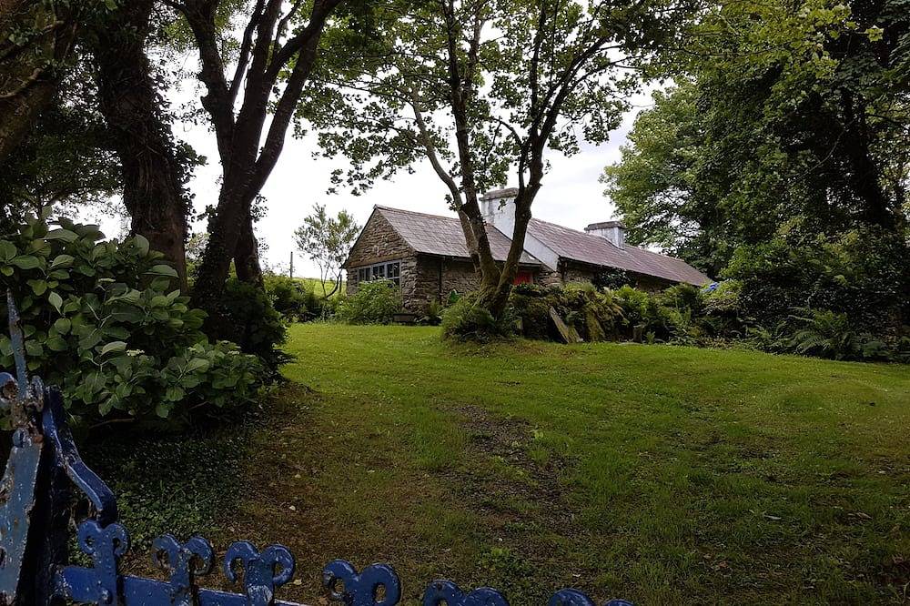 Enchanting 2-bedroom cottage  near charming Durrus village and Bantry town in County Cork