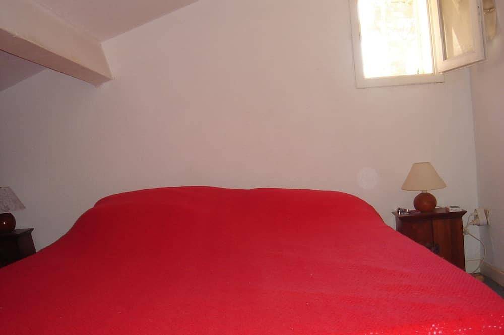 Vue sur le golfe de Hyères , maisonnette avec jardin et terrasse in La Madrague, Hyeres