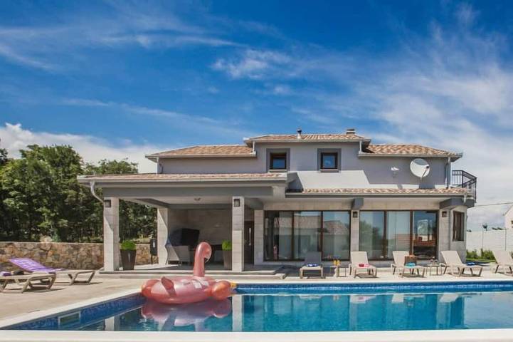 Ferienhaus für 12 Personen, mit Whirlpool und Pool sowie Balkon