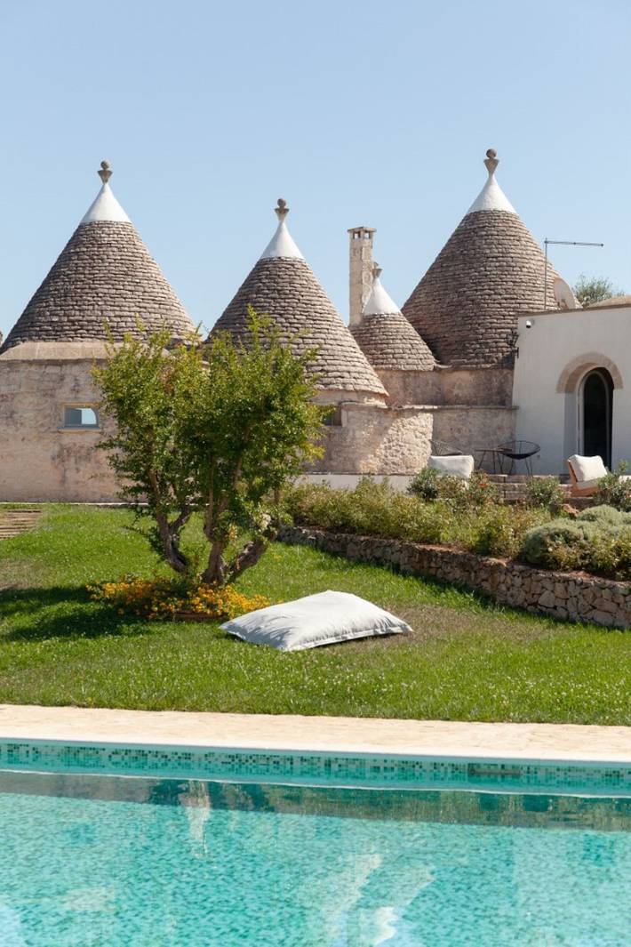 Location de vacances pour 12 personnes, avec jardin ainsi que terrasse et piscine dans Ceglie Messapico