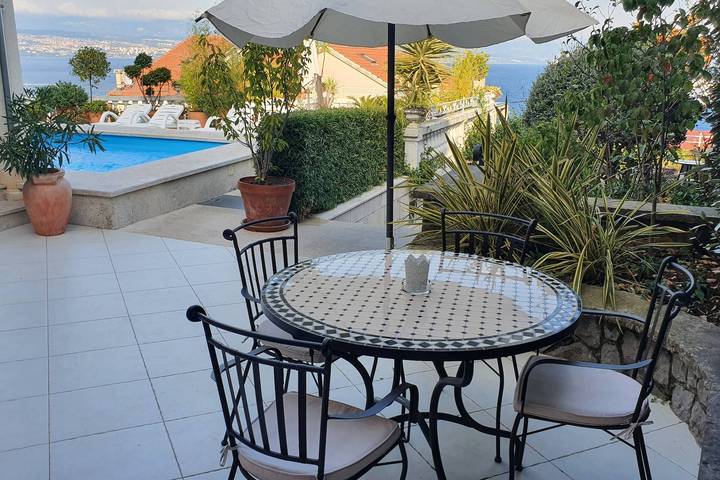 Ferienwohnung für 2 Personen, mit Balkon/Terrasse und Pool, mit Haustier in Lovran