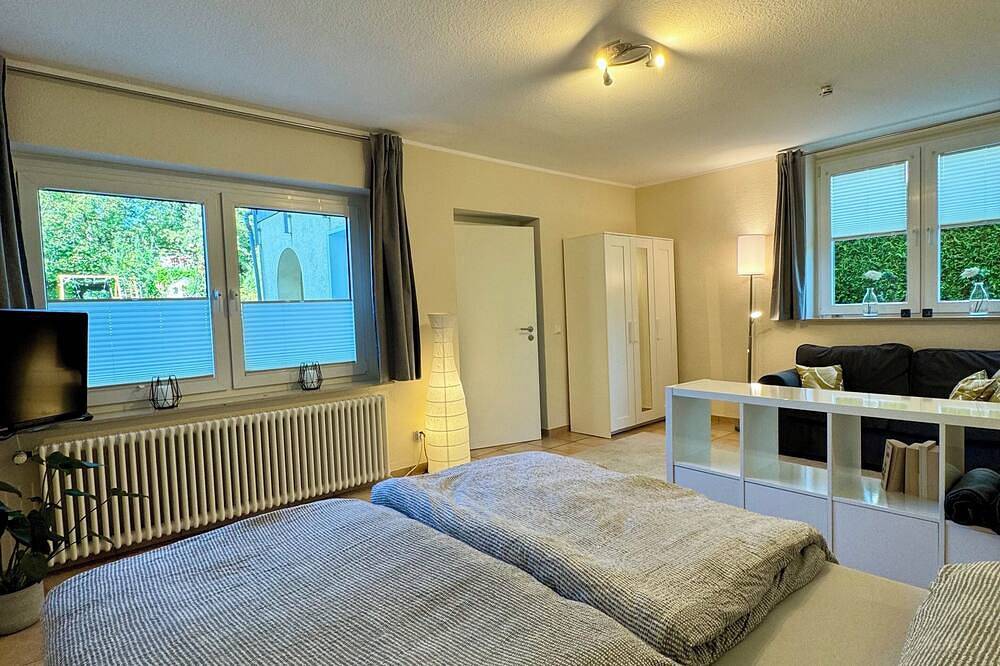 Ganze Wohnung, Moderne und gemütliche Ferienwohnung mit Blick ins Grüne in Remscheid, Bergisches Land