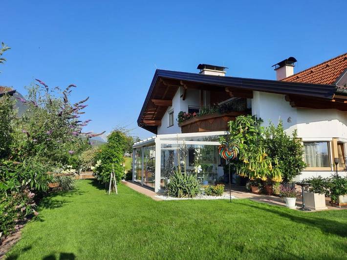 Ferienwohnung für 4 Personen, mit Balkon und Garten sowie Ausblick in Obsteig