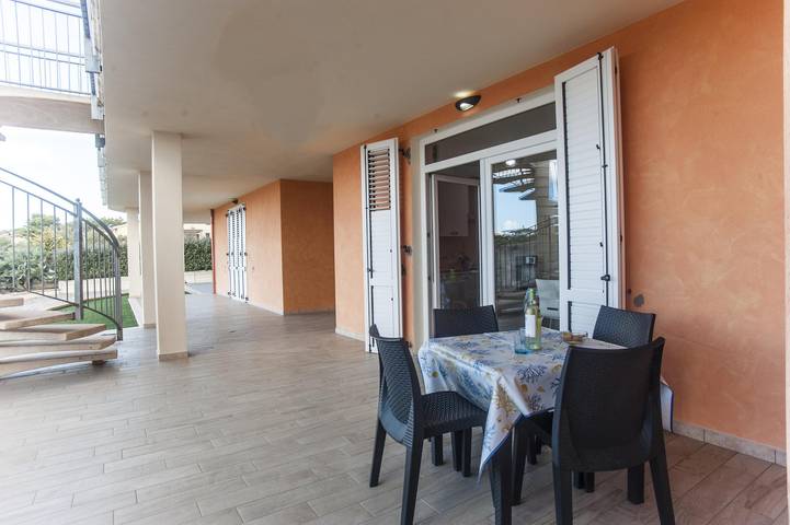 Appartement entier, Appartement calme "Appartamento 3" avec vue sur les montagnes, terrasse, jardin et climatisation. in Sant'Anna Arresi, Sulcis Iglesiente