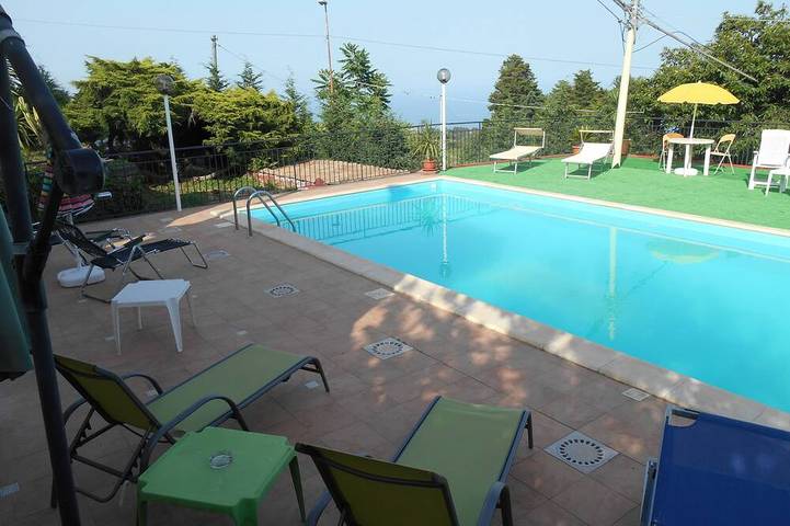Casa vacanza per 6 persone, con piscina e terrazza nonché giardino in Sant'Alfio
