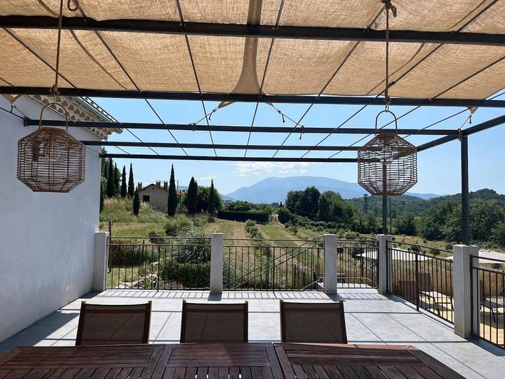 Location de vacances pour 5 personnes, avec vue ainsi que terrasse et piscine à Puyméras - 3