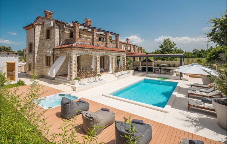 Ferienhaus für 8 Personen, mit Sauna und Pool sowie Terrasse