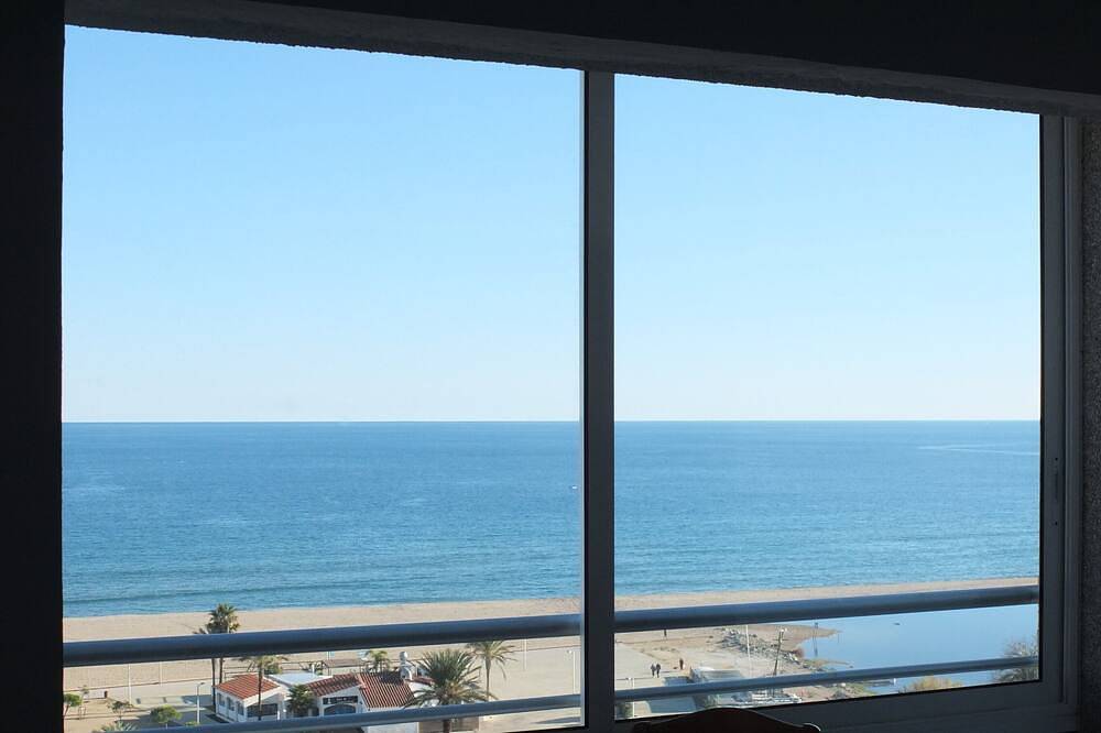Entire apartment, Comfortable flat in Empuriabrava by the strand with a stunning view on the bay. in Empuriabrava, Upper Empordà