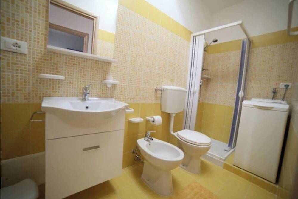 Entire apartment, Apartment  with all comforts, 300 meter from the sea, near shop center. in Torre Pali, Salve
