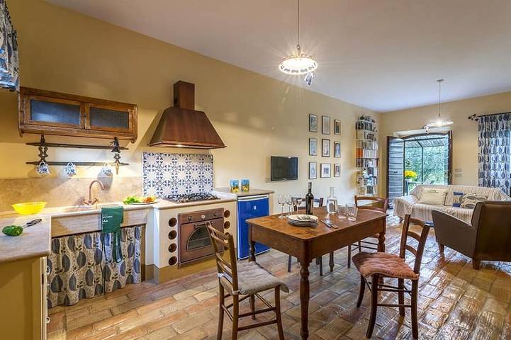 Entire apartment, Jasmine - apartment in villa with heated swimming pool in Fermo, Fermo Province