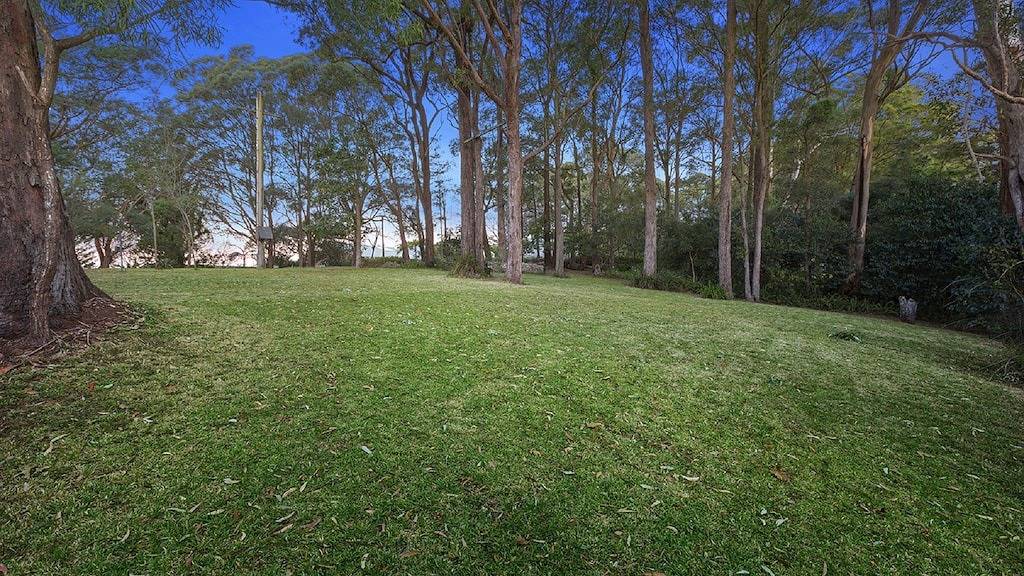 Die Allee - Strand und Buschhütte in Avoca Beach, New South Wales