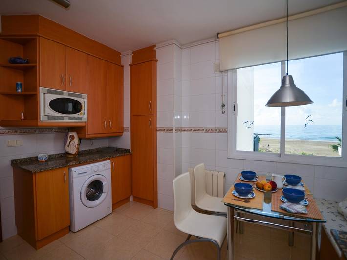 Gîte pour 4 personnes, avec balcon/terrasse et vue sur l’océan ainsi que bassin pour enfant et piscine, adapté aux familles à Cubelles - 3