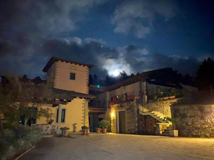 Location de vacances pour 2 personnes, avec vue ainsi que jardin et balcon à Camugnano