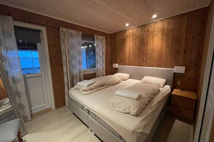 Large, beautiful cottage by the sea 45 min from Bergen!  High Standard! in Sund