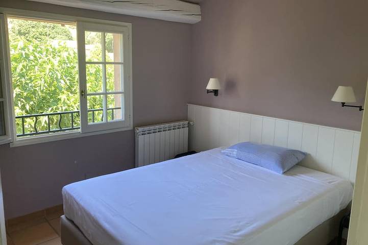 Location de vacances pour 8 personnes, avec terrasse et jardin à Le Revest-les-Eaux - 4