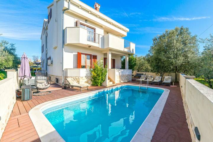 Ferienhaus für 10 Personen, mit Balkon und Whirlpool sowie Terrasse und Garten in Sveti Filip i Jakov