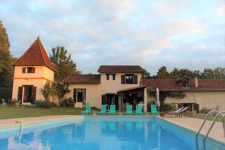Chambre d’hôte pour 4 personnes, avec jardin ainsi que piscine et jacuzzi