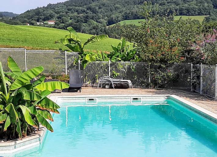 Chalet pour 4 personnes, avec terrasse ainsi que piscine et jardin, animaux acceptés