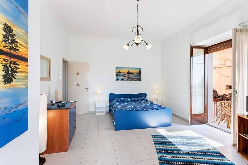 Entire apartment, This comfortable 80sqm apartment can accommodate up to 3 people (distributed over 2 levels with internal stairs) located on the first floor, without a lift, of a characteristic building overlooking the Cyclops Riviera and Lachea Island. In 5 minutes on f in Aci Trezza, Aci Castello