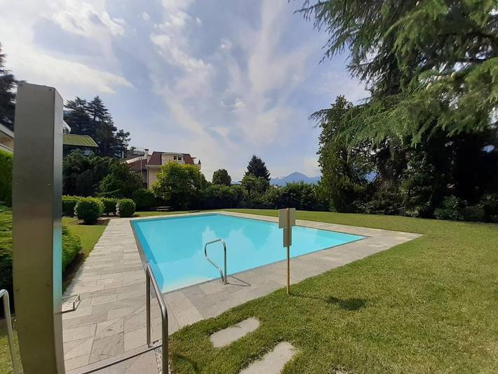 Ferienwohnung für 2 Personen, mit Balkon und Garten sowie Pool und Ausblick in Meran