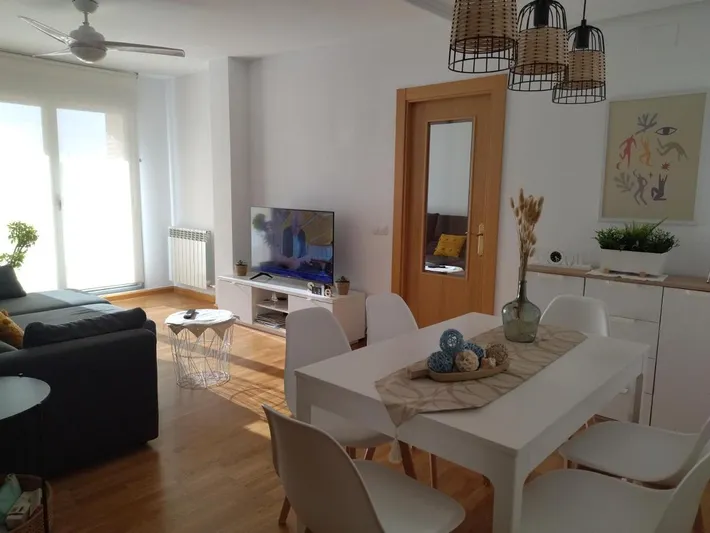 Apartamento de vacaciones para 5 personas, con piscina y vistas además de piscina para niños y jardín - 1