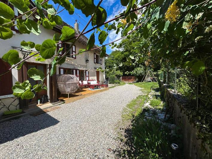 Gîte pour 5 personnes, avec jardin à Pressins