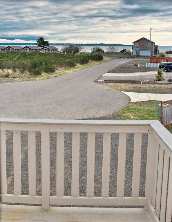 Warm Cottage w/ hot tub - across from the ocean and Damon Point in Ocean Shores, Grays Harbor County