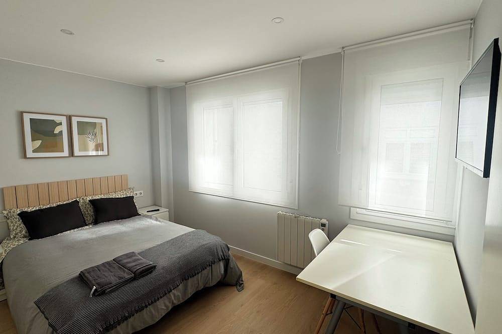 Entire apartment, Beautiful 2 Bedroom Apartment on Avenida Finisterre in La Coruña, Galician Coast