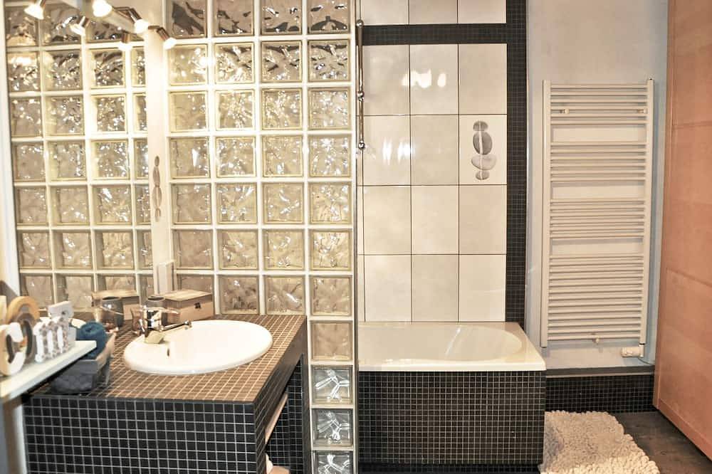 Apartamento entero, L'Aparté a charming accommodation in the heart of old Lons le Saunier in Lons-le-Saunier, Jura