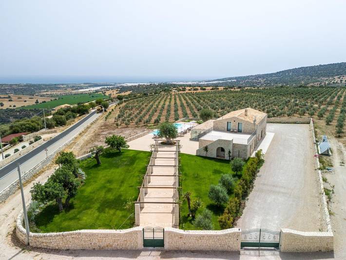 Villa for 22 people, with hot tub and balcony in Ragusa