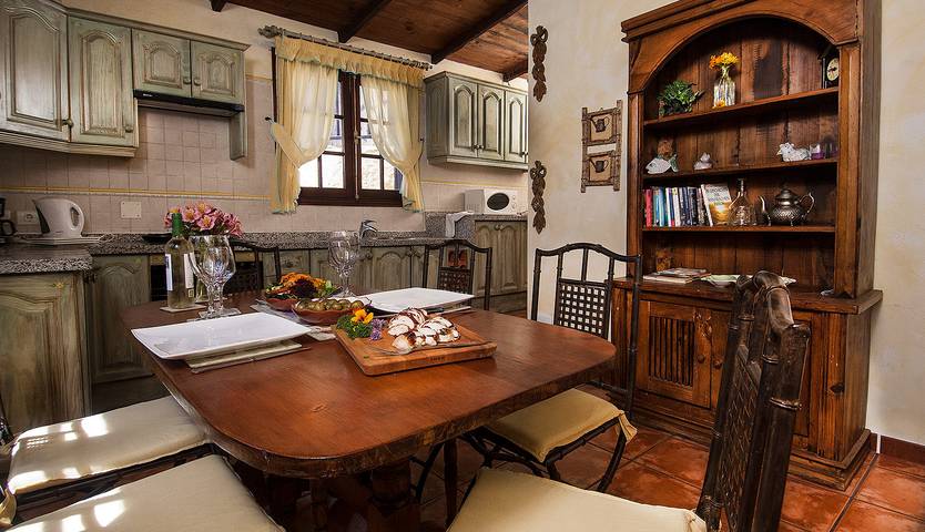 Villa 'Bougainvillea Cottage' con piscina, jardín y Wi-Fi in Tamaide, San Miguel de Abona