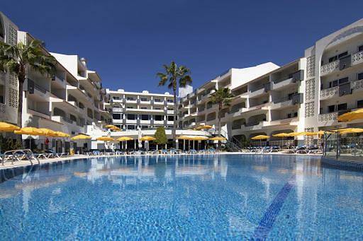 Apartahotel para 4 personas, con jardín además de piscina y piscina para niños en Albufeira
