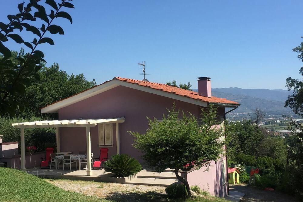 Neu erbaute Villa inmitten von Eichen-, Kiefern- und Erdbeerbäumen in Montecarlo (Toskana), Lucca Provinz