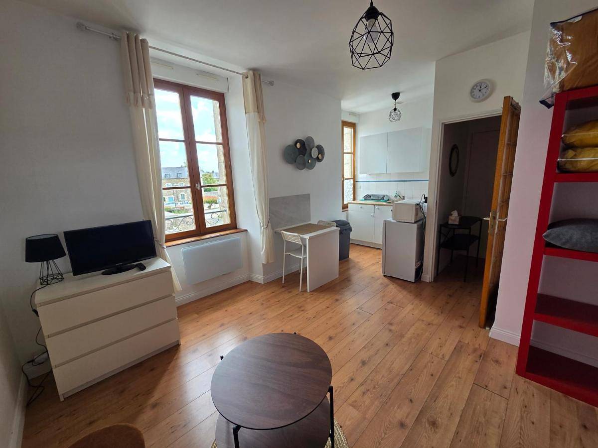 Appartement entier, One-Bedroom Apartment in Tréguier, Côte de Granit Rose