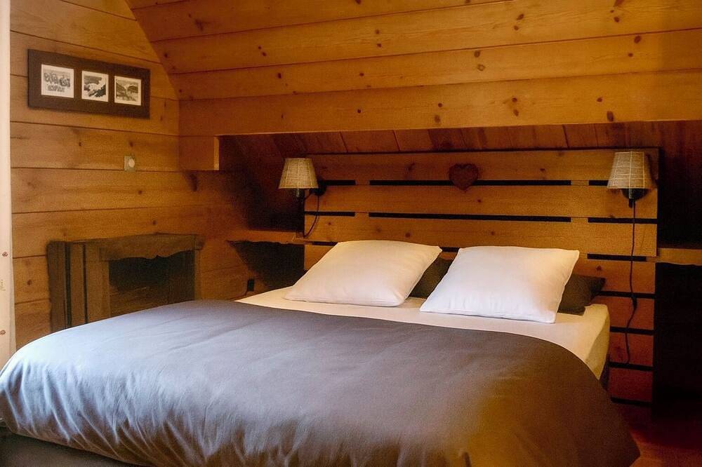 Chalet en lisière de forêt – Jardin & terrasses – Proche Super-Besse in Picherande, Parc naturel régional des Volcans d'Auvergne