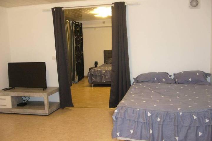 Gîte pour 5 personnes, avec Terrasse ainsi que Jacuzzi et Jardin à Corbelin (Isère)