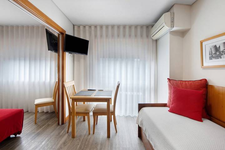Entire studio, Studio 'Seculo' with Wi-Fi and Air Conditioning in Santo Ildefonso, Porto