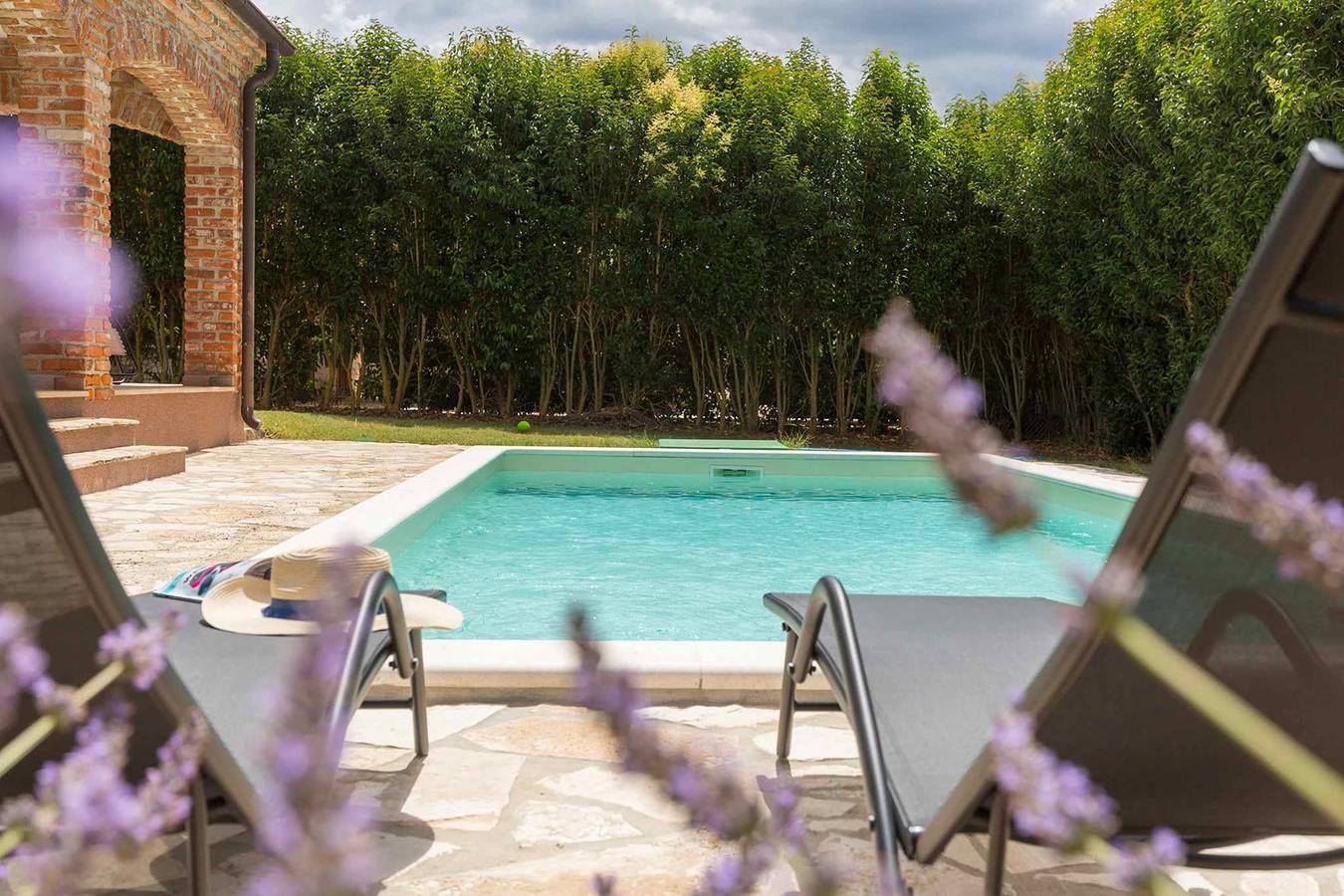 Sunny holiday house with private pool in Paradiž (Svetvinčenat), Butkovići