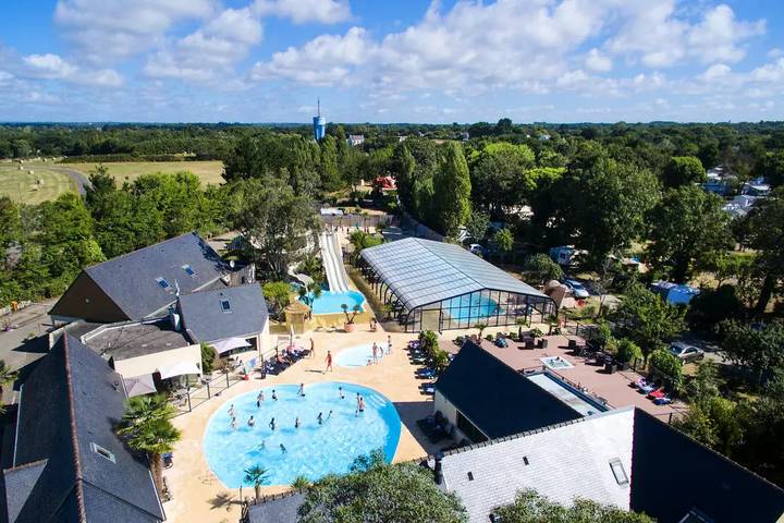 Camping für 4 Personen, mit Terrasse und Pool in der Bretagne