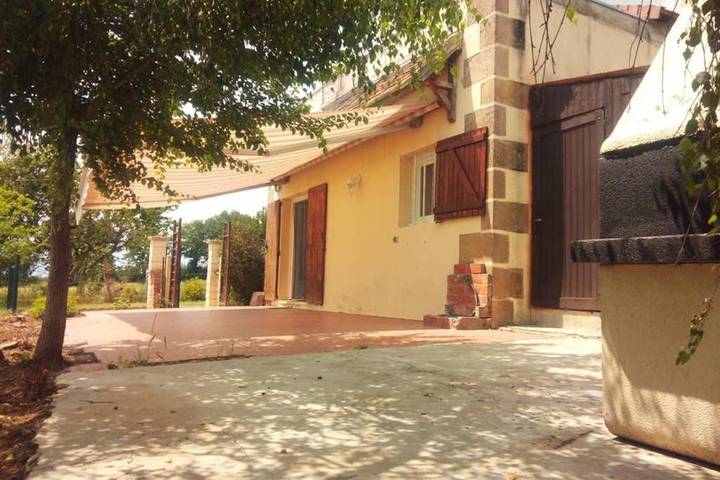 Location de vacances pour 8 personnes, avec Terrasse ainsi que Jardin et Vue à Saint-Menoux
