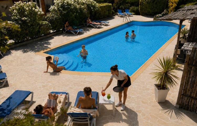 Hôtel pour 2 personnes, avec Balcon et Jacuzzi ainsi que Terrasse et Jardin