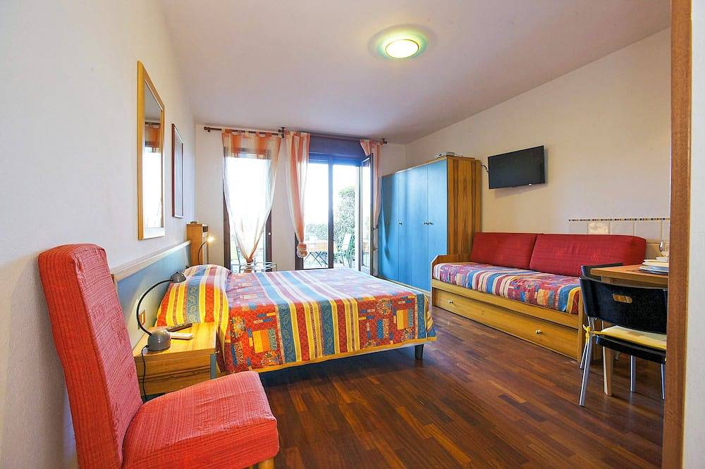 Apartamento entero, Apartamento con gran terraza y jardín en una residencia con piscina in Luino, Comune di Luino