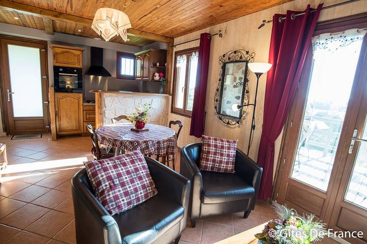 Gîte pour 2 personnes, avec jardin ainsi que vue et terrasse à Murol - 3