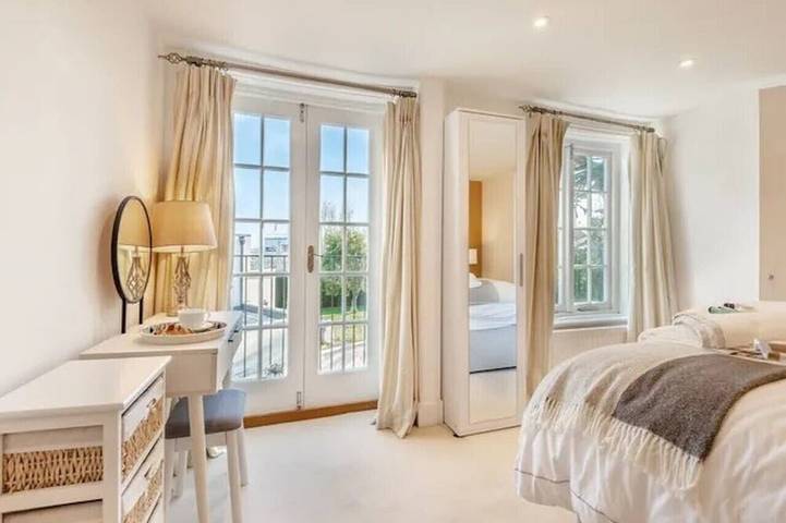 Lymington Retreat with Garden in Lymington, Hampshire