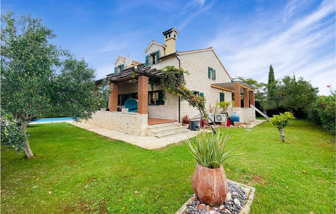 Charmantes Apartment, 2 km vom Strand entfernt: Gemütliches Apartment mit Pool und Terrasse in Vodice, Šibenik-Knin