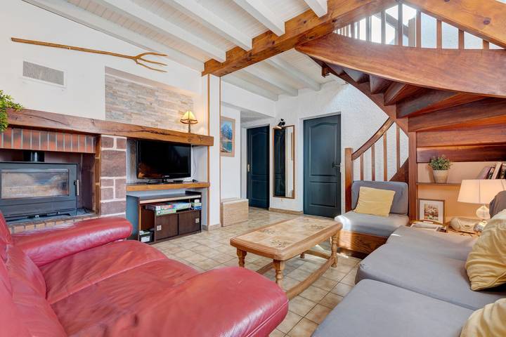 Gîte Cascade Seris: mountain view, private terrace, and Wi-Fi in Laruns, Béarn