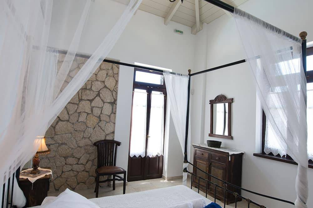 Milos Bay Villas- Beachfront Luxury Villa with Private Pool & Outdoor Jacuzzi in Agios Nikitas, Greece