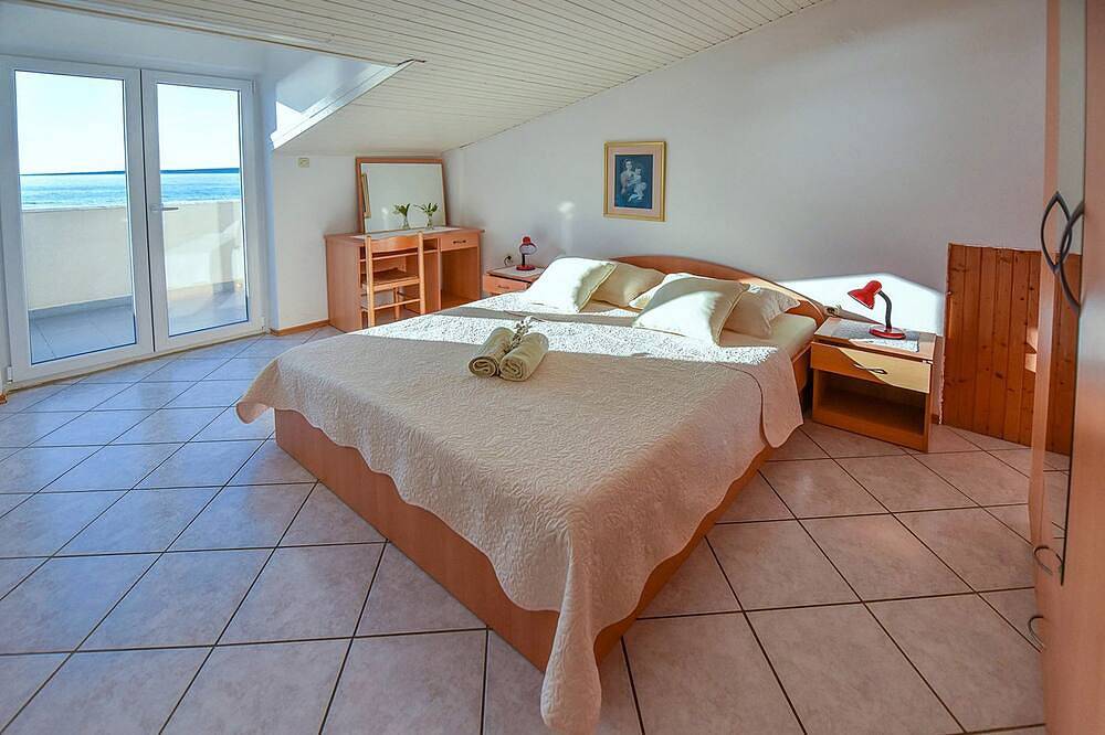 Entire apartment, Two bedroom apartment with balcony and sea view Mandre, Pag (A-23187-f) in Mandre, Pag Island