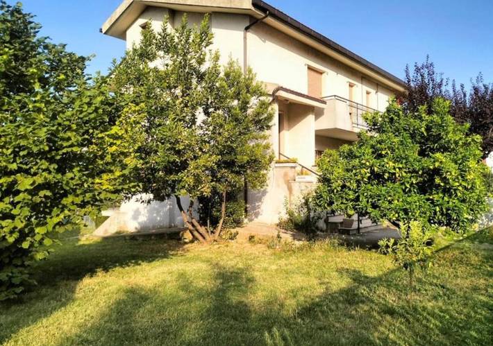 Appartamento per 6 persone, con panorama e piscina nonché giardino in Penne